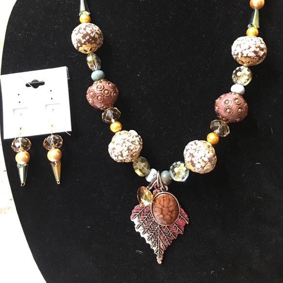 Beautiful Beaded Necklace Set - Picture 1 of 4