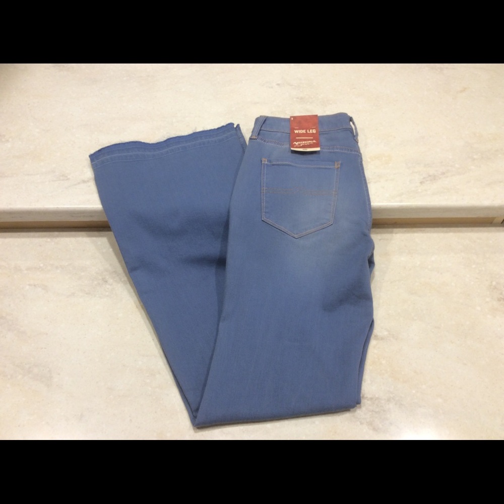 NWT Arizona Juniors Size 9 Wide Leg Jeans.