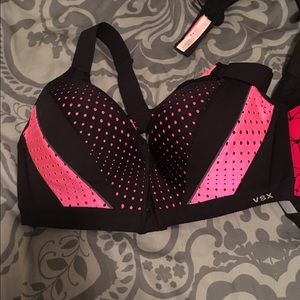 SALE. VS Knockout front close sports bra