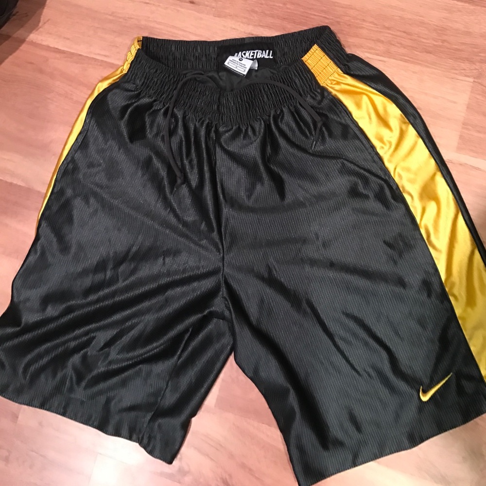 Mens medium Nike Basketball shorts