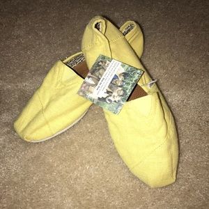 Brand New TOMS