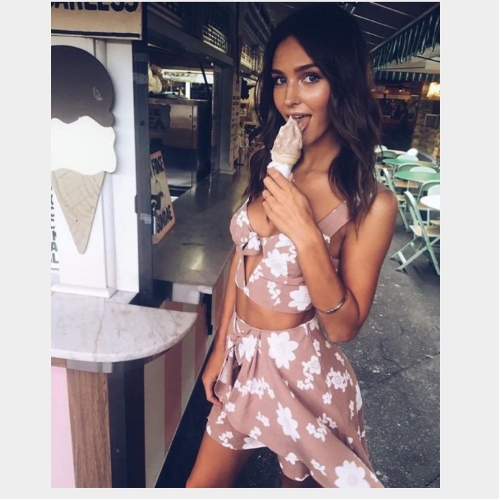 SOLD🎊HOST PICK🎊 For love and lemons skirt - Picture 1 of 4