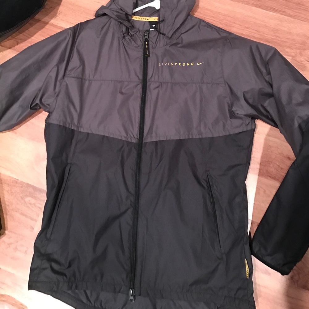Mens Nike Livestrong windbreaker. Medium.