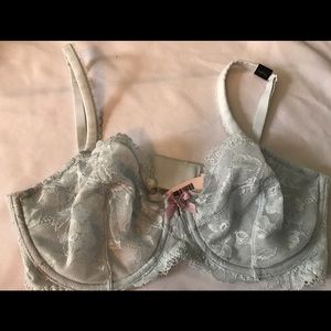 Victoria's Secret beautiful lace 34 DD bra