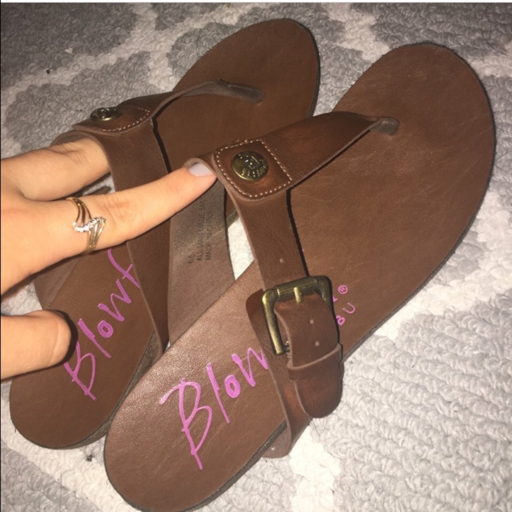 Leather thong strap sandals