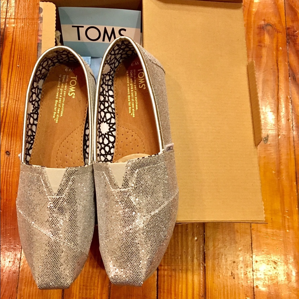 TOMS WOMENS CLASSIC CANVAS SLIP-ON SHOES.