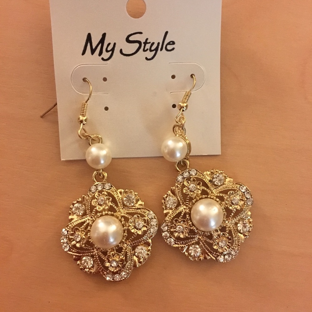 Elegant gold & pearl earrings