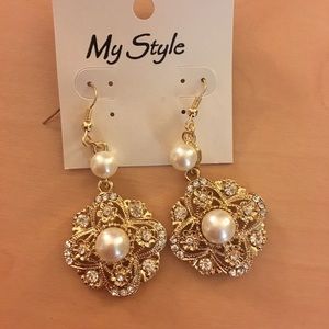 Elegant gold & pearl earrings