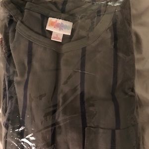 💕BNWT Beautiful small Lularoe Carly💕