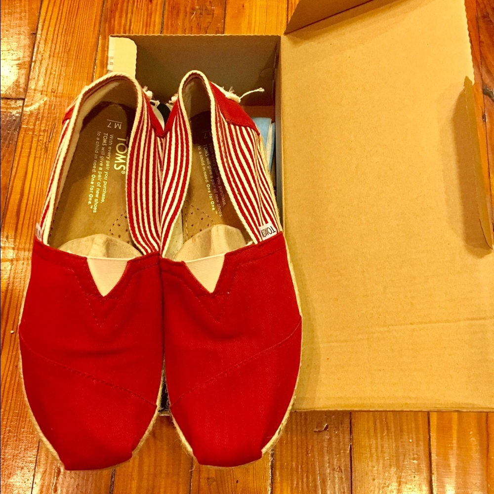 TOMS WOMENS CLASSIC CANVAS SLIP-ON SHOES.