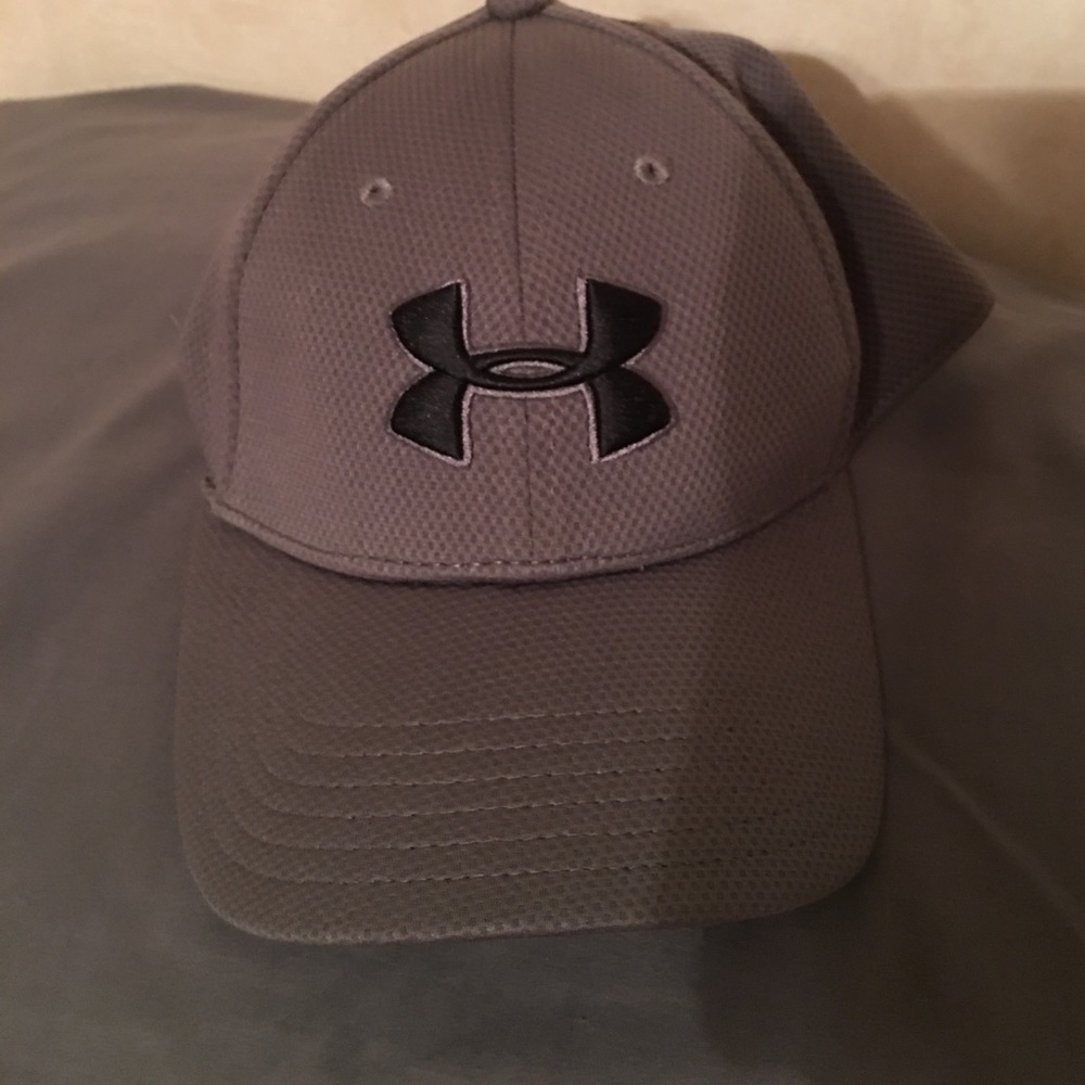 Gray men's Under Armour hat. Worn once.