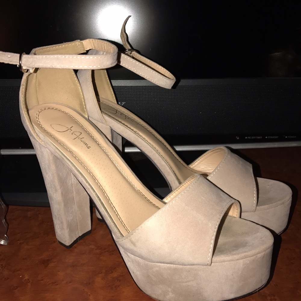 Nude pink-ish pumps
