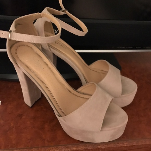 Nude pink-ish pumps - Picture 2 of 3