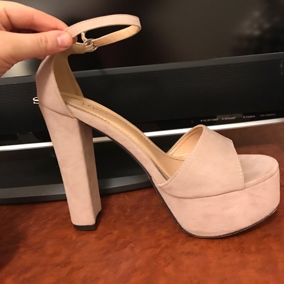 Nude pink-ish pumps - Picture 3 of 3