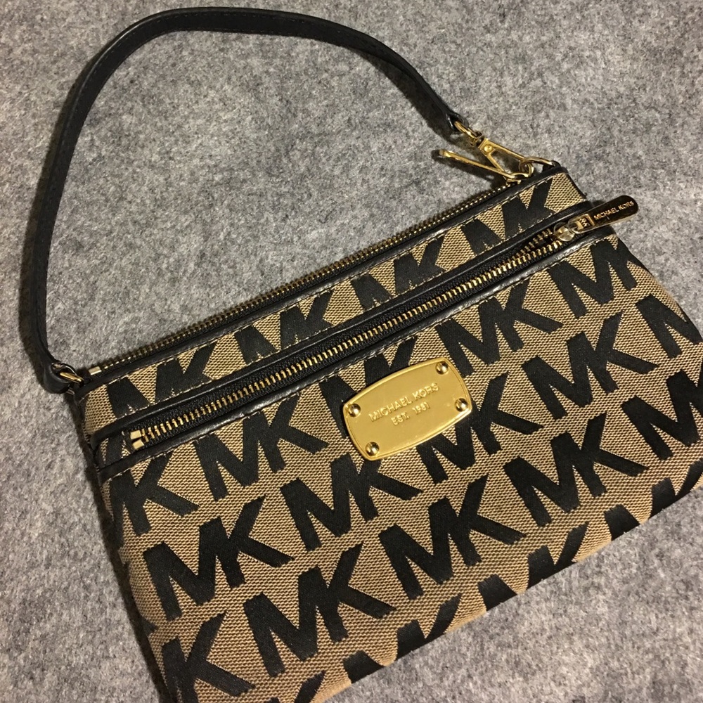 Authentic Michael Kors Large Wristlet!