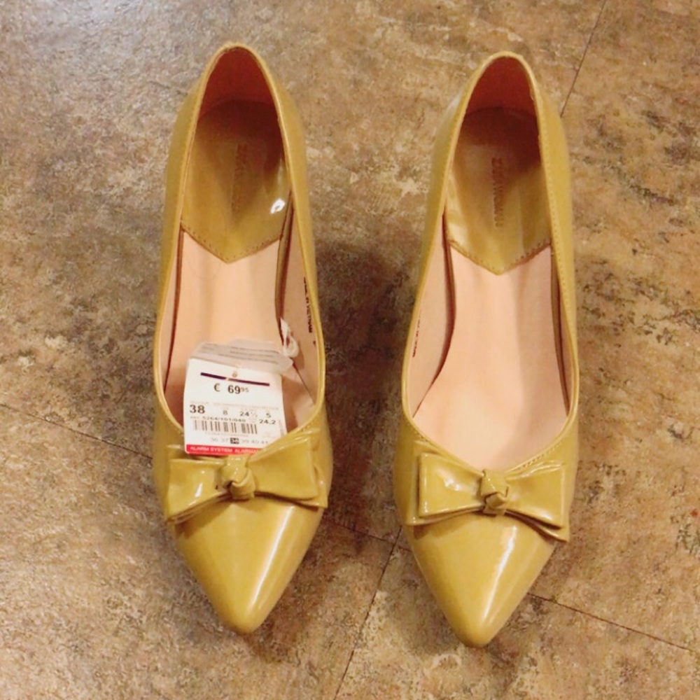 NWT Zara green mustard pumps