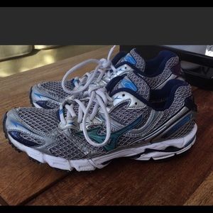 Mizuno "Wave Runner" sneakers