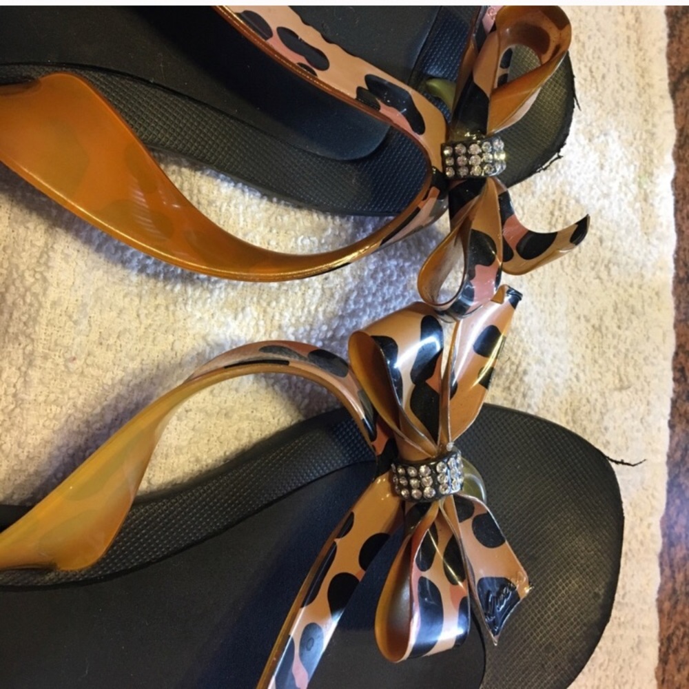 Guess leopard print bow flip flops