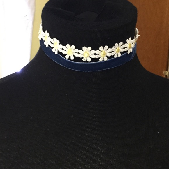 Jewelry - Adorable daisy and blue suede choker set