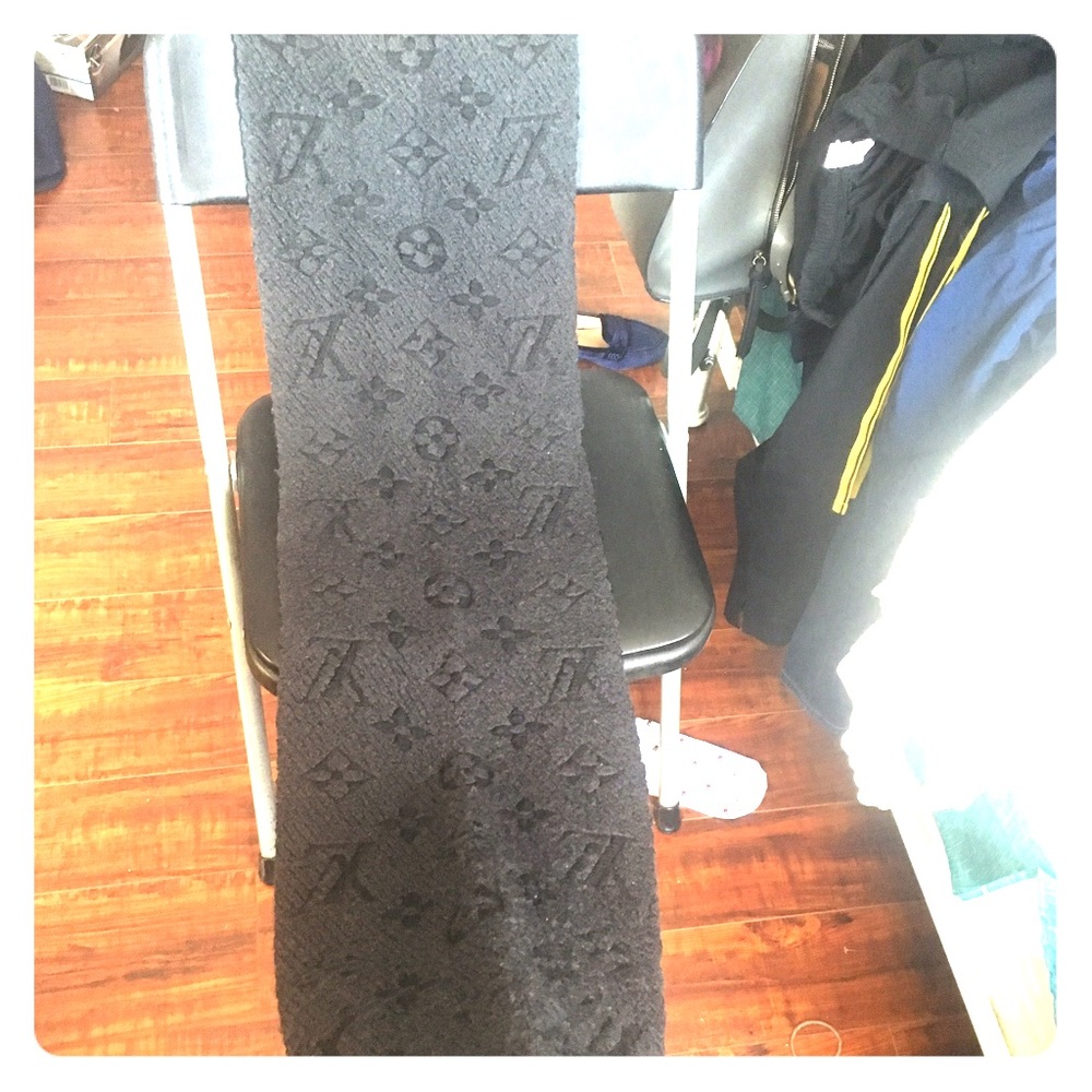 Dark blue Louis Vuitton scarve
