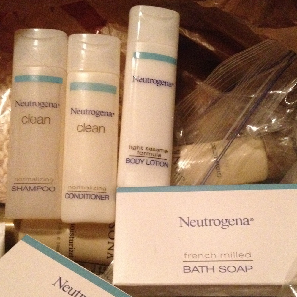 Neutrogena set of 5 items never used trial size