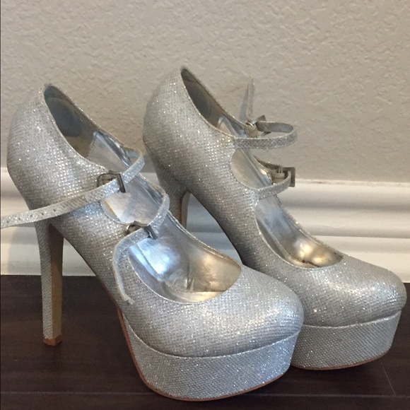 Sparkly Silver platform heels - Picture 1 of 8