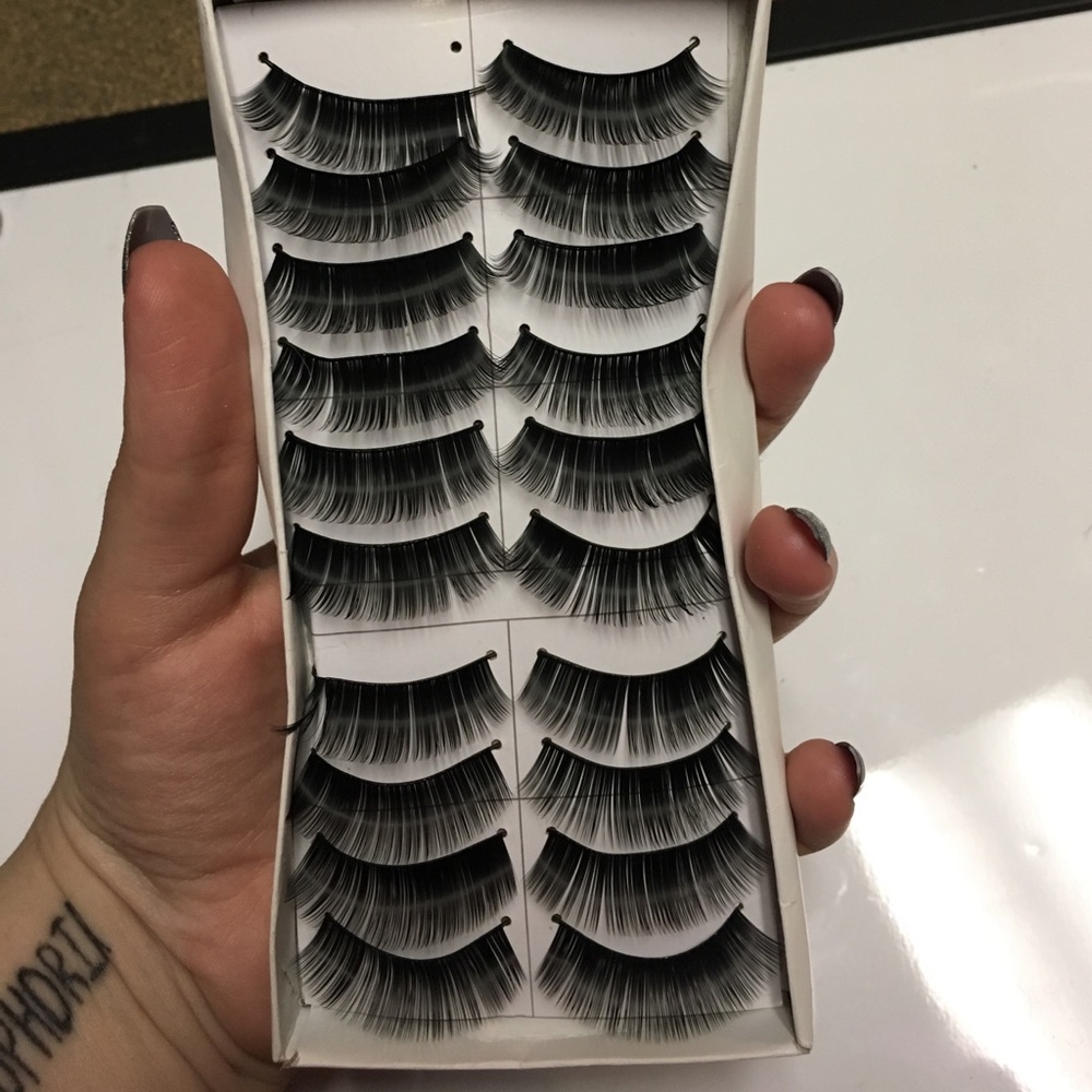 10 pairs of eyelashes