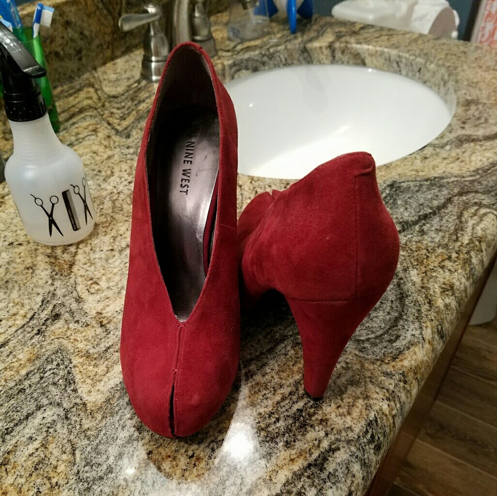 Burgundy slit toe pumps/booties.