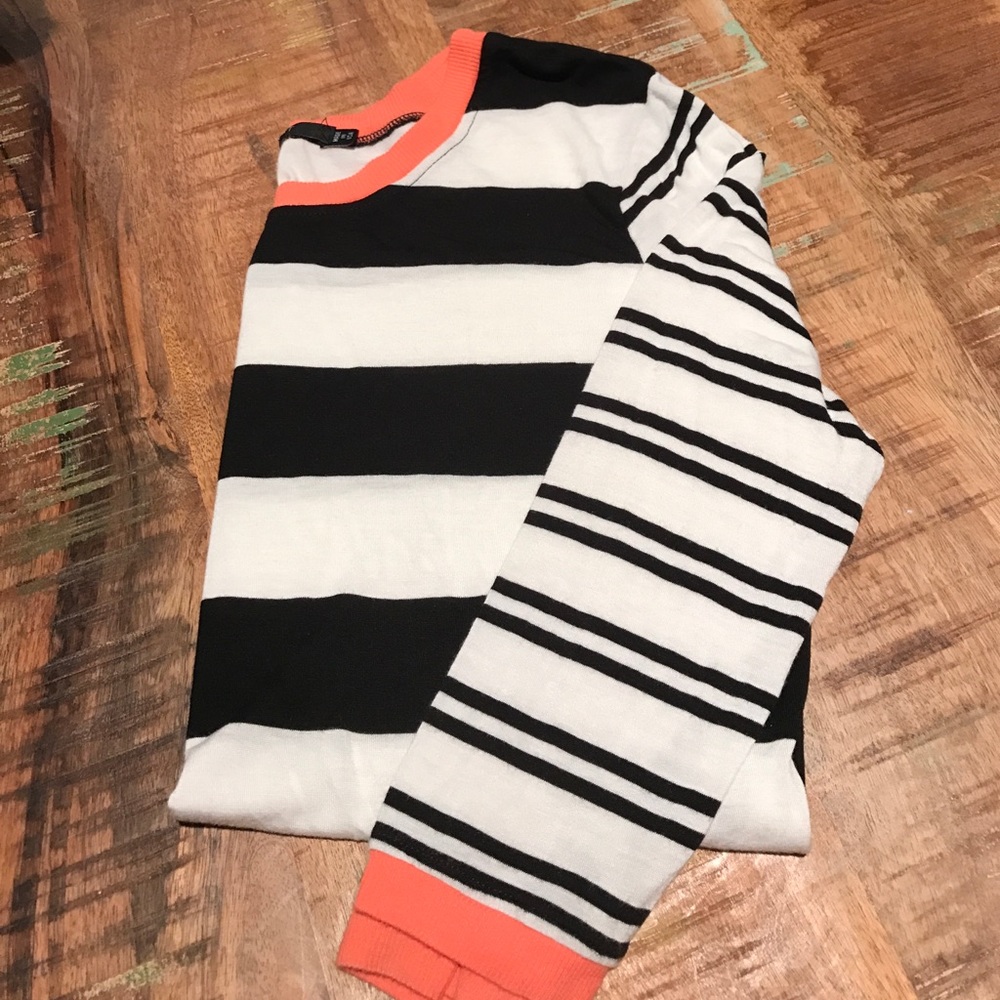 Casual black and white top