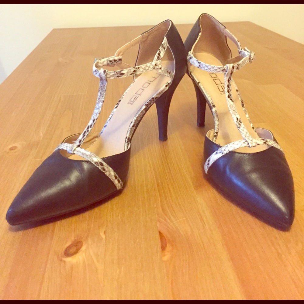 Moda Spaña Sexy Black & Faux Snake Skin Pumps