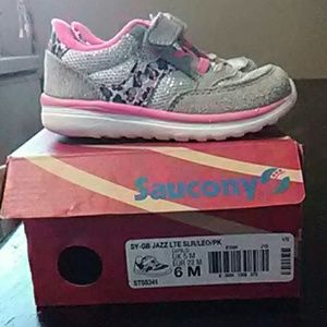 Toddler girl Sauconys with box