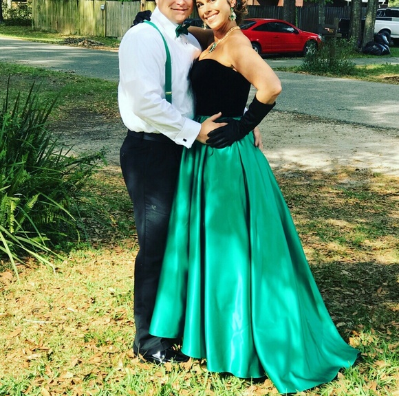 Dresses & Skirts - 👗👗BFriday only 👗👗Beautifu emerald green dress