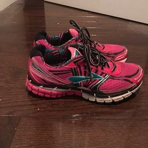 Brooks GTS 14 sneakers