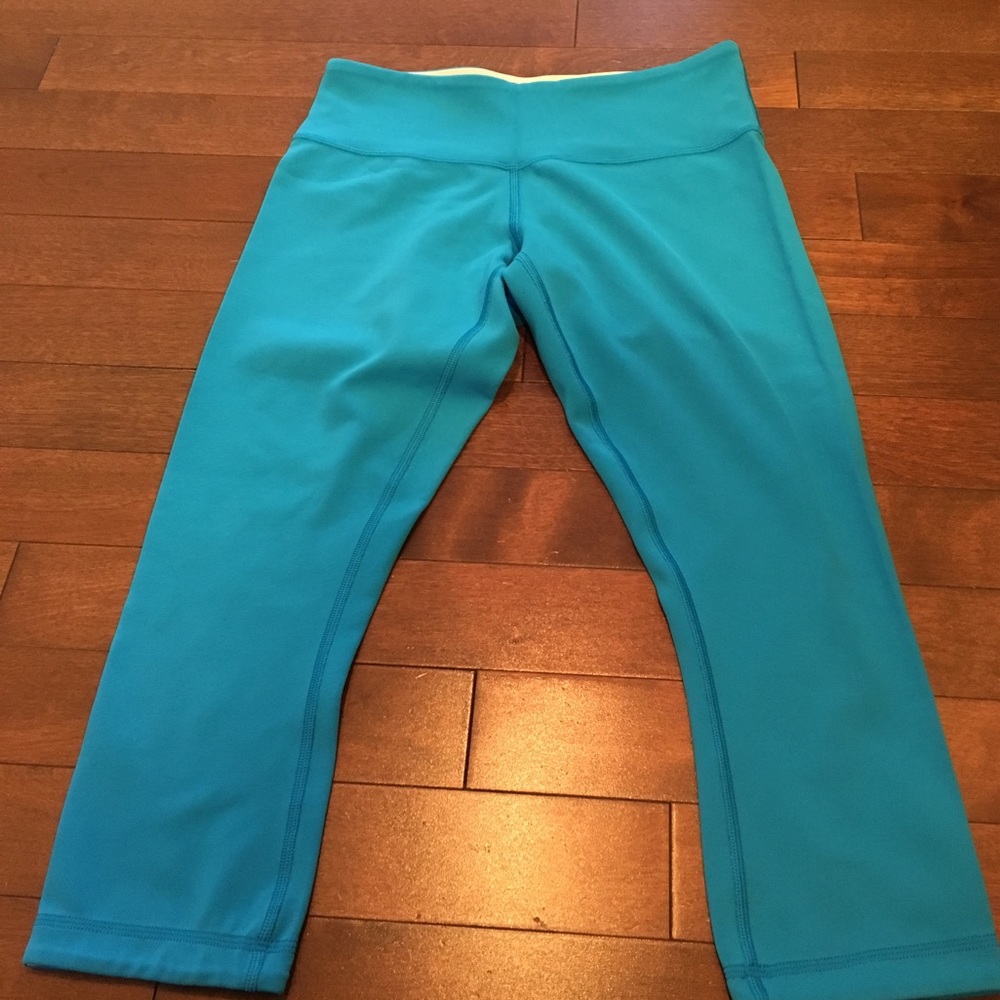 Lululemon Blue Reversible Capri Size 6