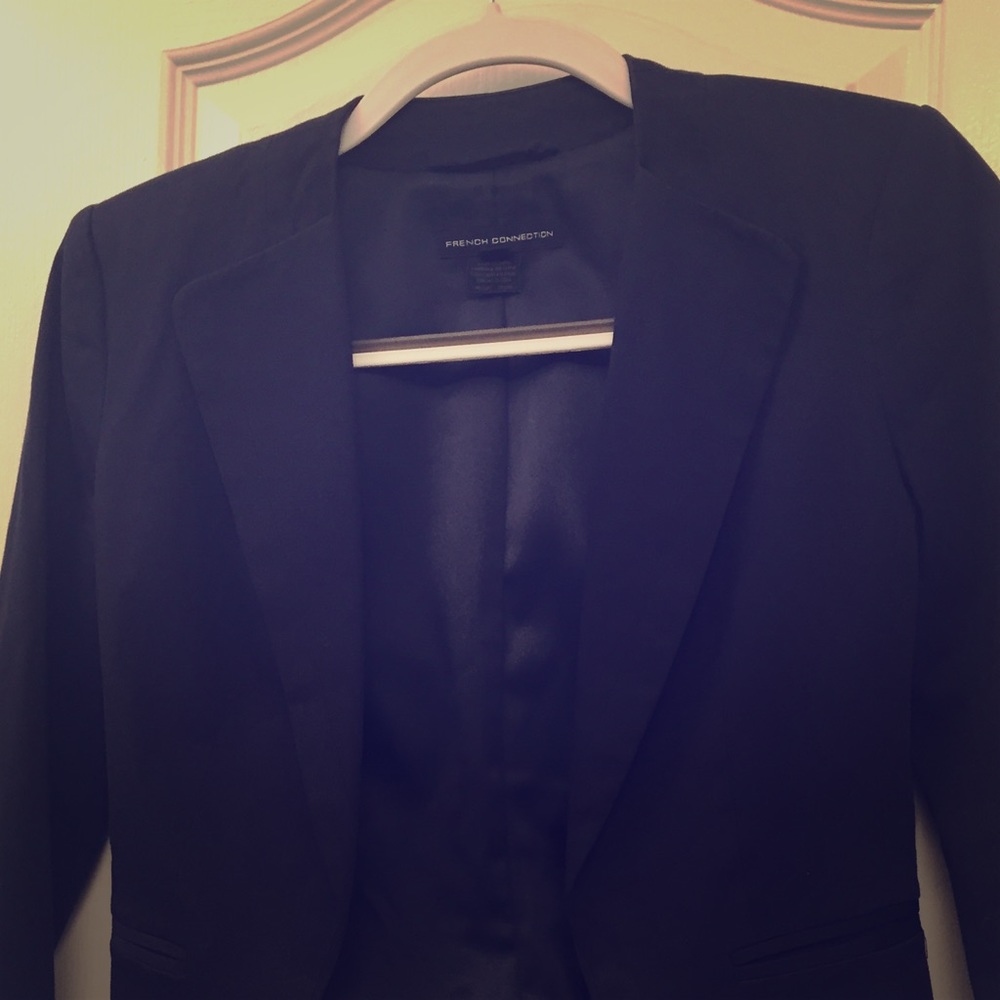 Navy blazer that's perfect for spring