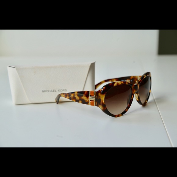 Michael Kors sunglasses with box - Picture 4 of 4