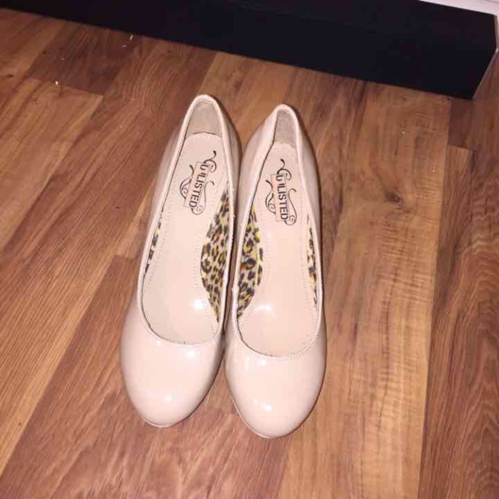 Nude pumps