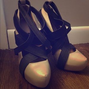 Colin Stuart size 7 strappy platform heels