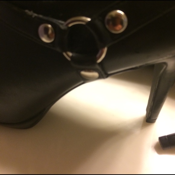 Shoes - Picture 2 of 3