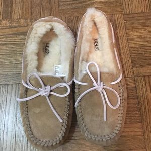 Like new Cozy Ugg shearling slippers
