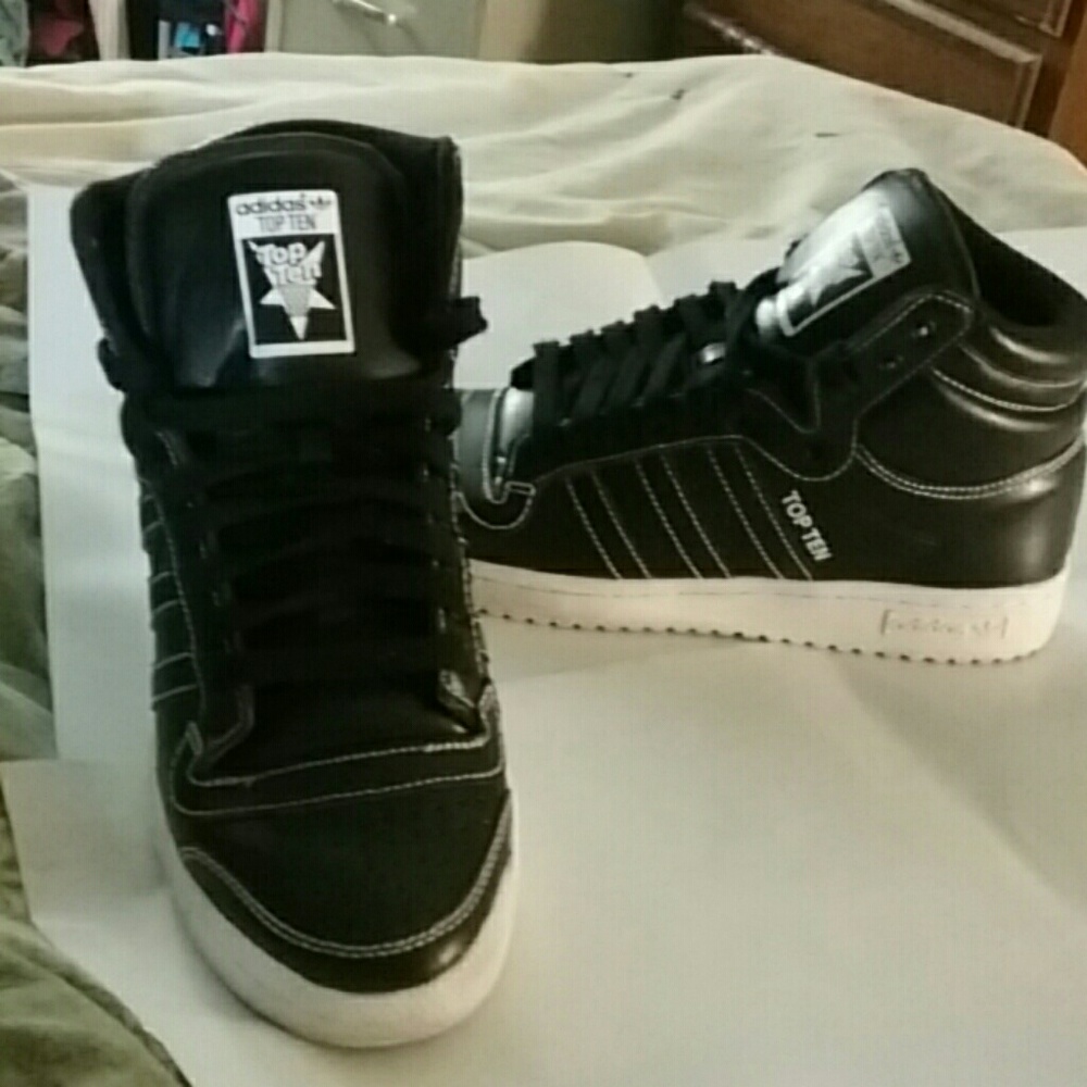 Mens gently worn basketball shoes