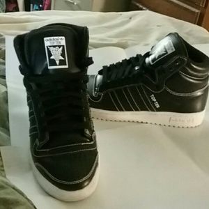 Mens gently worn basketball shoes