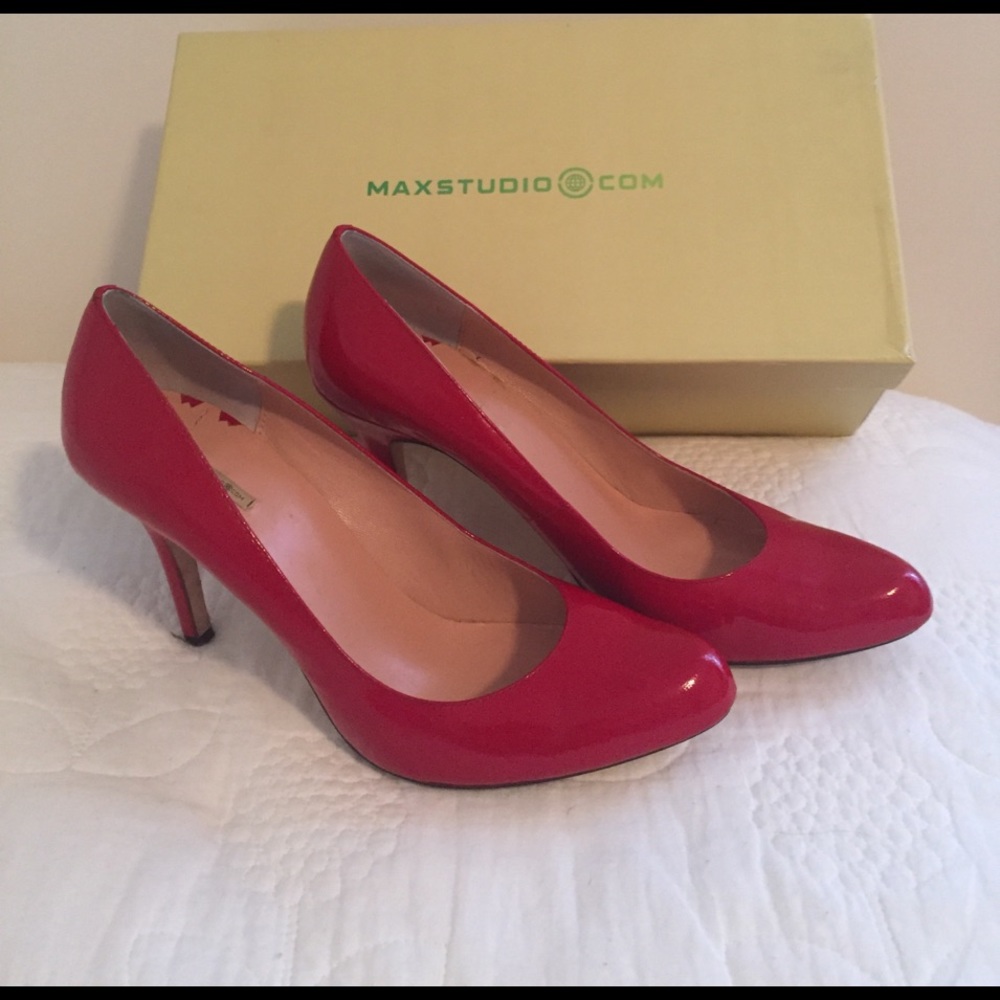 Red patent leather pumps