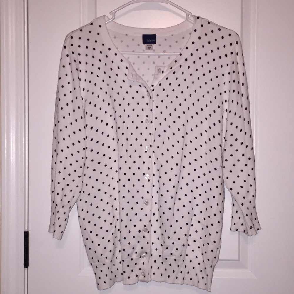 💐 White button-up Cardigan w/ Black Polka-dots 💐