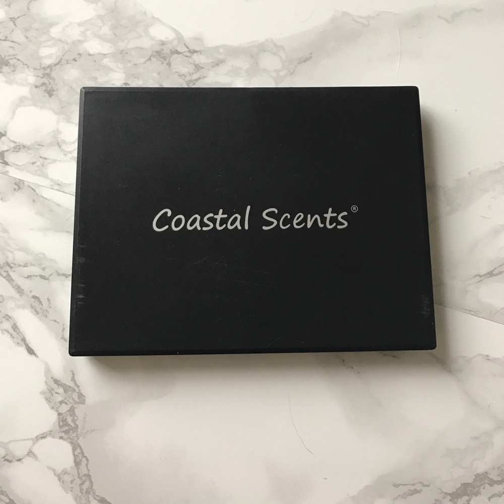 Coastal scents palette with 20 eyeshadows