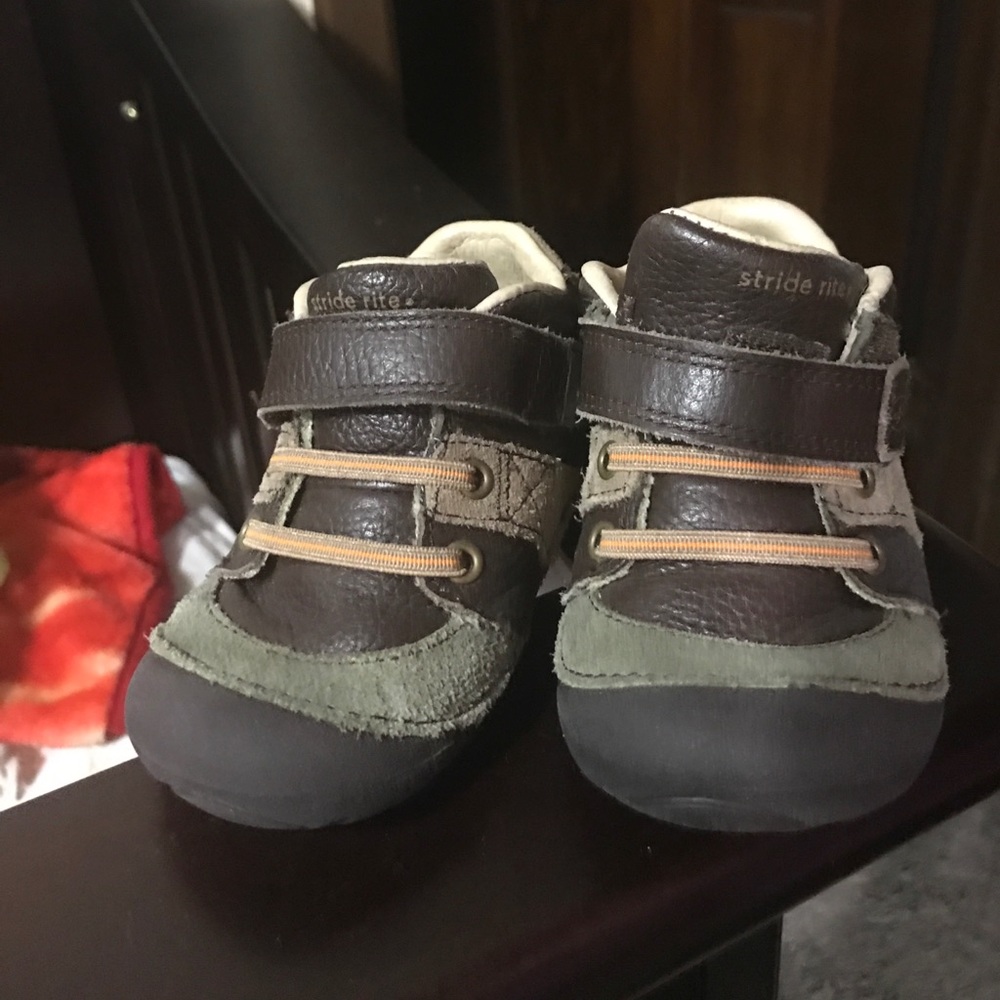 Stride rite boys shoes. 5.5 wide