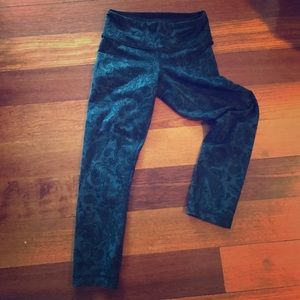 Lululemon wonder under navy and black paisley crop