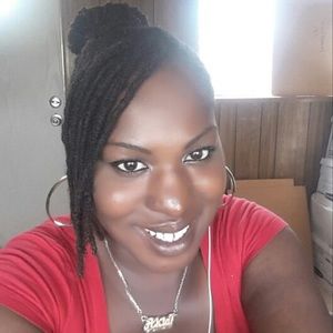 Meet your Posher, Akia