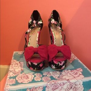 Floral wedges! Cute & Comfy!✨