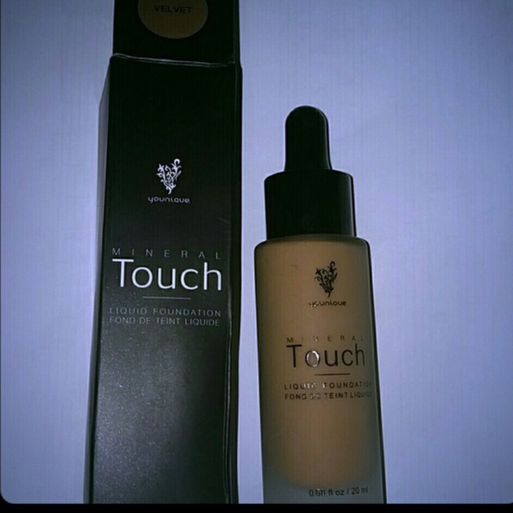Younique mineral touch foundation in velvet